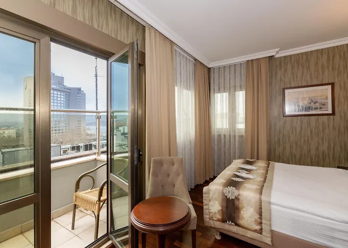 Отель Crestium Taksim Prive & Стамбул